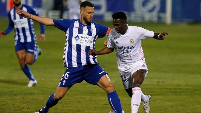 Vinicius pugna con Jony en una acción del Alcoyano - Madrid Vinicius pugna con Jony en una acción del Alcoyano - Madrid