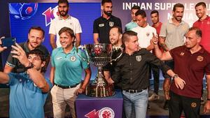 La Super Liga India fue presentada con Carles Cuadrat y Sergio Lobera al lado del trofeo