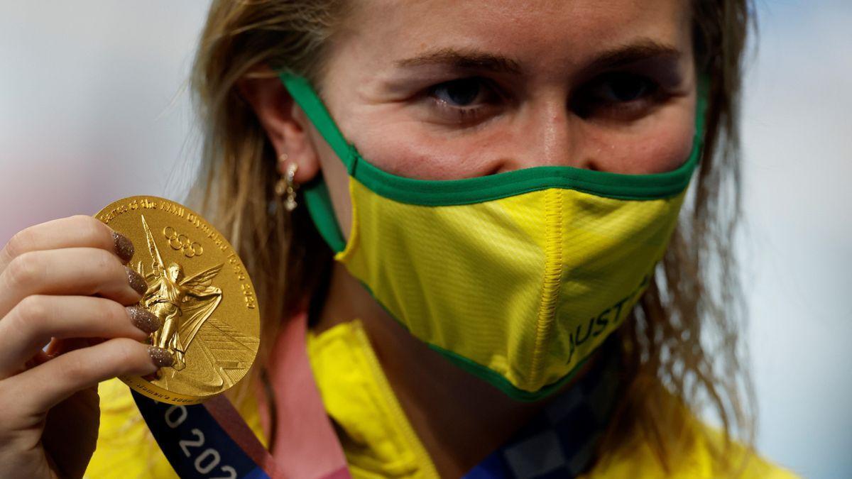 Ariarne Titmus, con la medalla de oro.