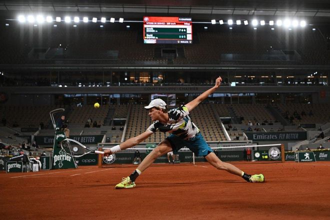 Jannik Sinner devuelve una pelota en un forzado revés Jannik Sinner devuelve una pelota en un forzado revés