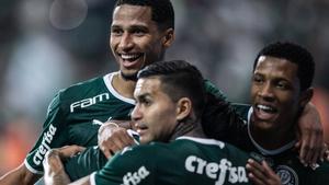 Jugadores del Palmeiras celebran un tanto.
