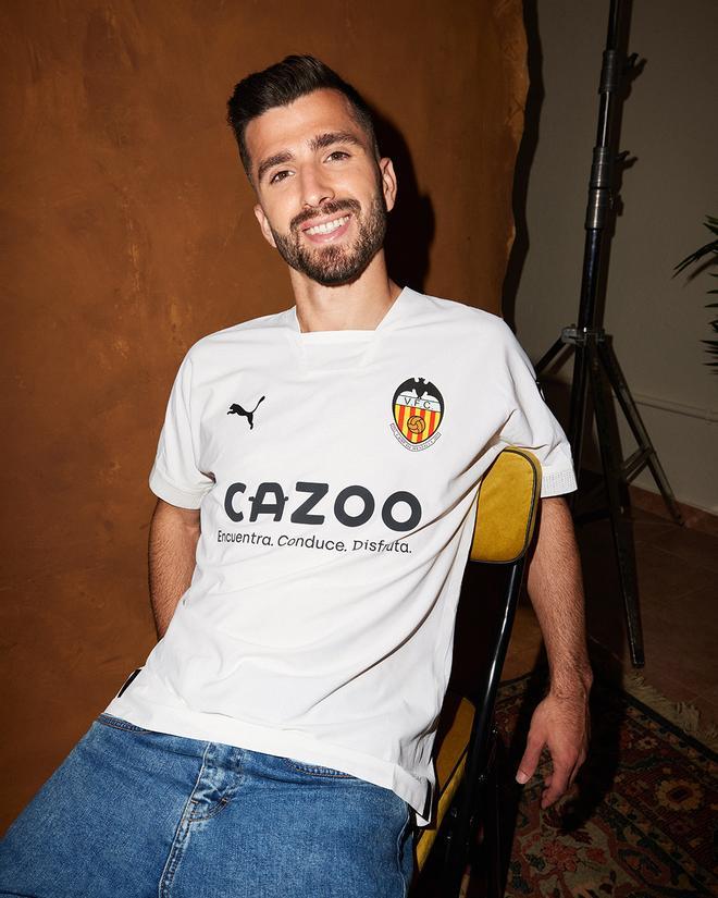 Un Valencia más minimalista que nunca presenta camiseta con un escudo centenario