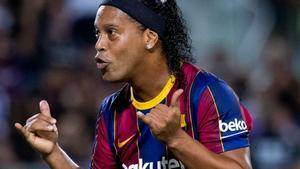 ¡Si llega a entrar! La magia de Ronaldinho es eterna: ¡lo que intentó desde el centro del campo!