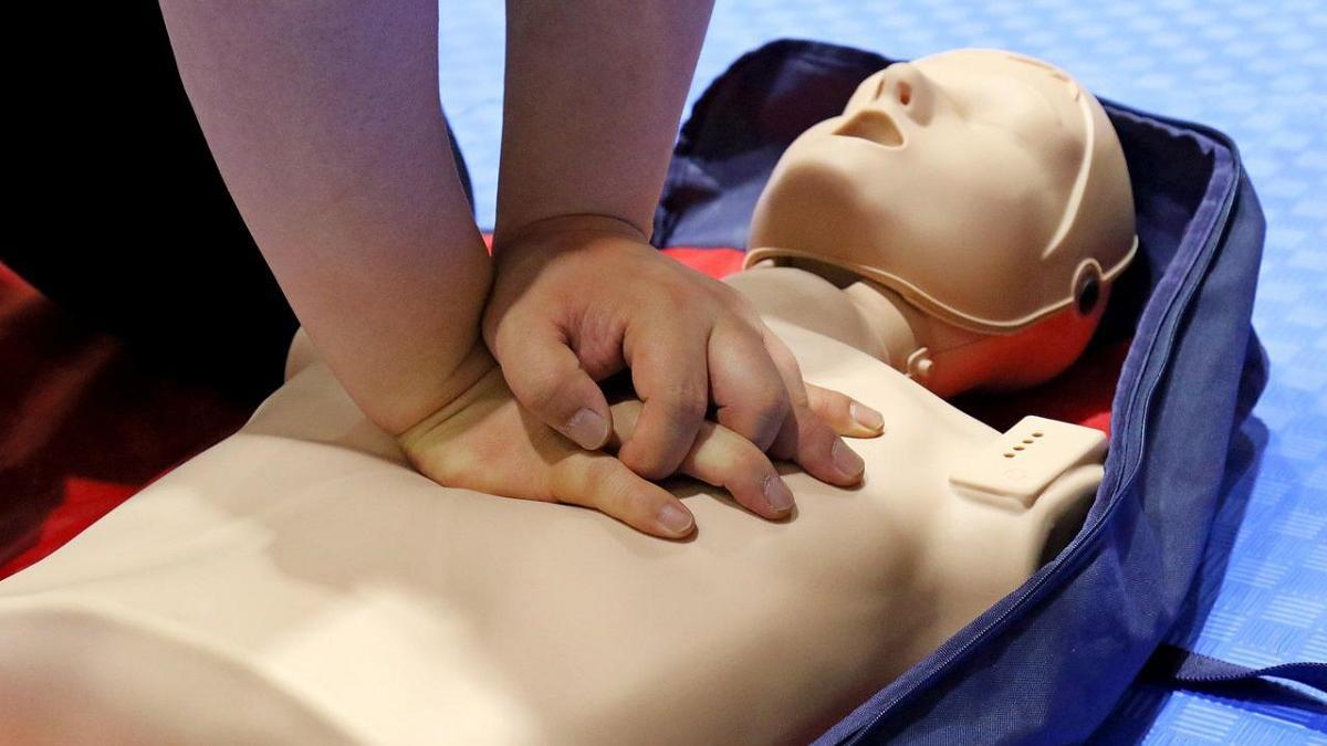 Come agire in un attacco cardiorespiratorio e come utilizzare un defibrillatore