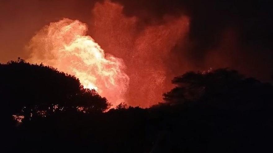 Los servicios de extinción trabajan para sofocar un incendio en Tarifa