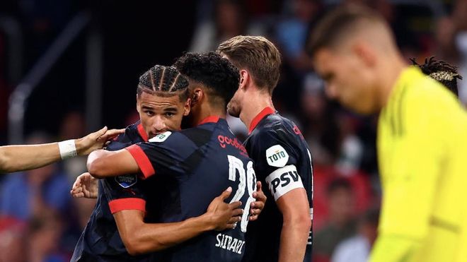 Guus Til le da el primer título al PSV de Van Nistelrooy