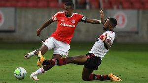 Edenilson y Gerson disputan un balón en el partido de la primera vuelta Edenilson y Gerson disputan un balón en el partido de la primera vuelta