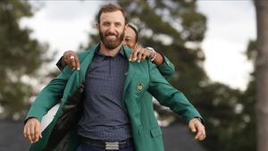 Como dicta la tradición, el último ganador, Tiger Woods, enfundó la chaqueta verde al nuevo campeón