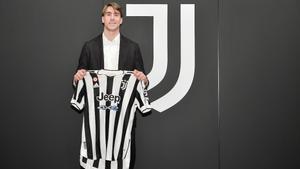 Vlahovic posa con su nueva camiseta, la de la Juventus
