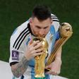 Leo Messi besa la Copa del Mundo tras tumbar a Francia en penaltis