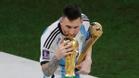 Leo Messi besa la Copa del Mundo tras tumbar a Francia en penaltis