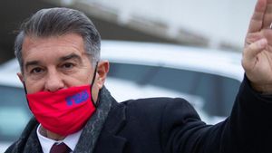 Joan Laporta llegando a las oficinas del club para reunirse con los demás candidatos a la presidencia y el presidente de la Comisión Gestora Carles Tusquets Joan Laporta llegando a las oficinas del club para reunirse con los demás candidatos a la presidencia y el presidente de la Comisión Gestora Carles Tusquets