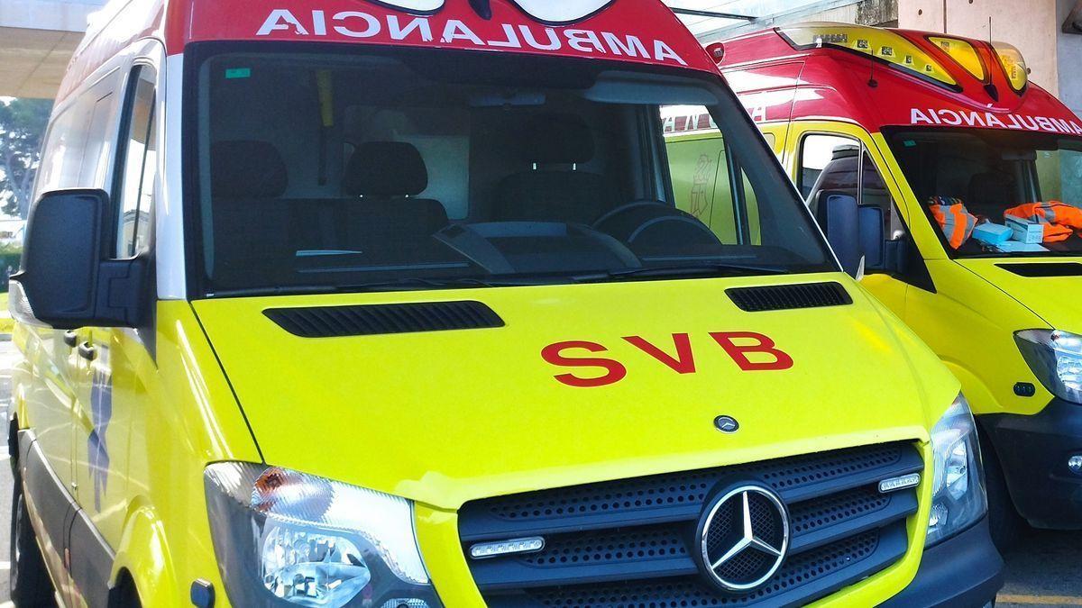 Una ambulancia ha llevado al pequeño al centro de salud de Calp. / LEVANTE-EMV