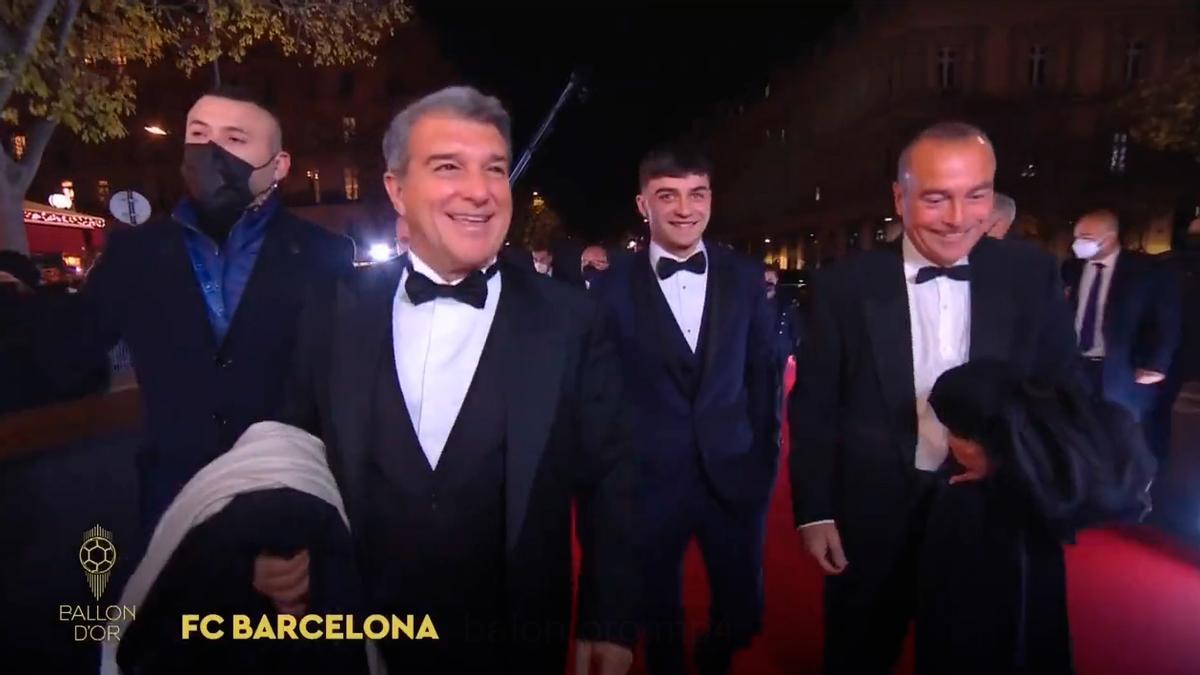 ¡Con una sonrisa de oreja a oreja! Así ha llegado la delegación del Barça a la gala del Balón de Oro