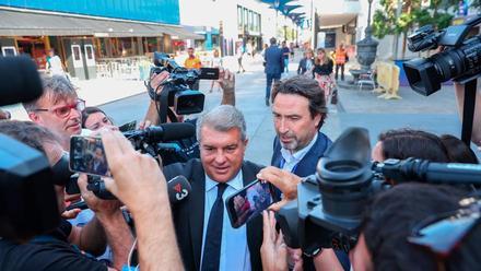 Los periodistas bombardean a Laporta con preguntas sobre el futuro de Messi, y esta es su reacción