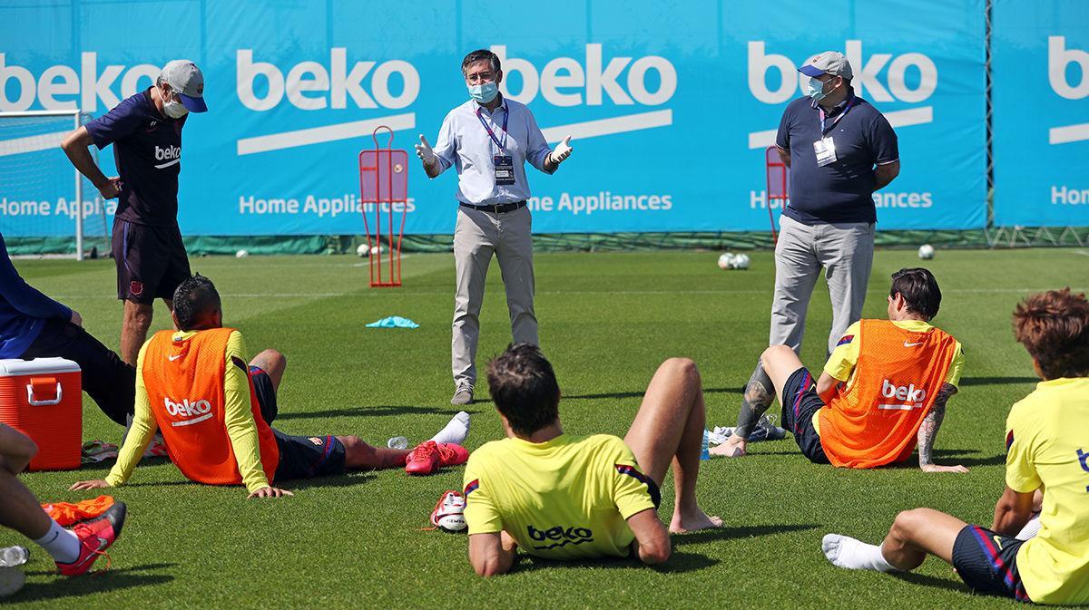 El Barça se entrena con visita de Bartomeu