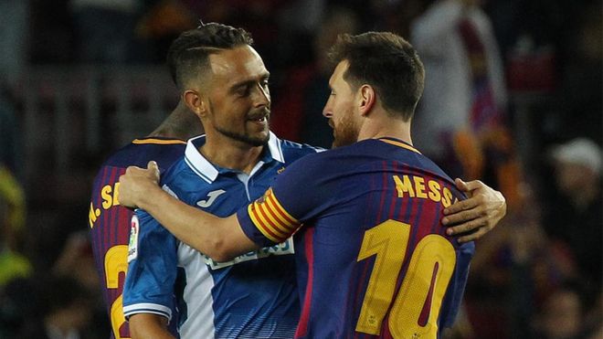 Sergio García y Leo Messi se saludan durante el último derbi Barça-Espanyol de la Liga 2017/18 Sergio García y Leo Messi se saludan durante el último derbi Barça-Espanyol de la Liga 2017/18