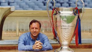 Johan Cruyff posa con el trofeo de la Copa de Europa conseguida con el FC Barcelona en la temporada 91/92 Johan Cruyff posa con el trofeo de la Copa de Europa conseguida con el FC Barcelona en la temporada 91/92