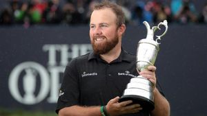 El irlandés Shane Lowry levanta el trofeo de 2019 El irlandés Shane Lowry levanta el trofeo de 2019