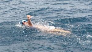 Dana Levacic, la primera mujer que cruza este año a nado el Estrecho de Gibraltar