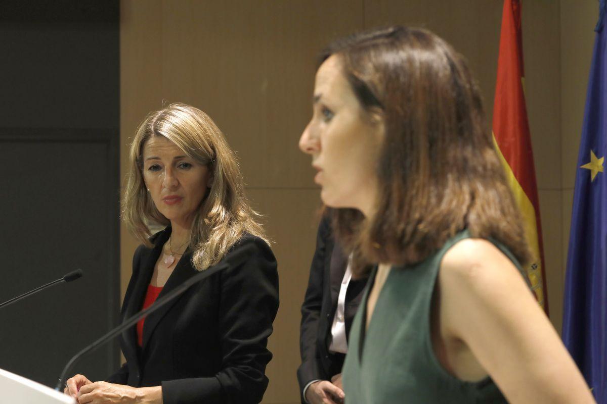 La vicepresidenta segunda, Yolanda Díaz, y la ministra de Derechos Sociales, Ione Belarra, en una comparecencia conjunta.