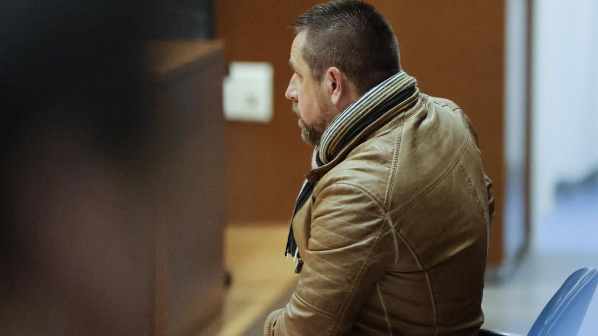 El Chicle, este martes en la primera sesión del juicio contra él en A Coruña por la presunta violación de su cuñada en 2005.