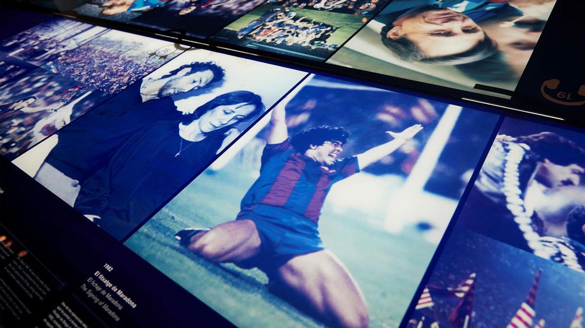 Los aficionados del FC Barcelona recuerdan a Maradona