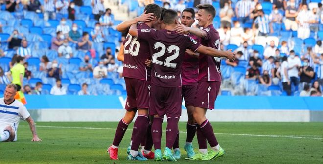 Los jugadores de la Real celebran uno de los goles en el amistoso ante el Alavés Los jugadores de la Real celebran uno de los goles en el amistoso ante el Alavés
