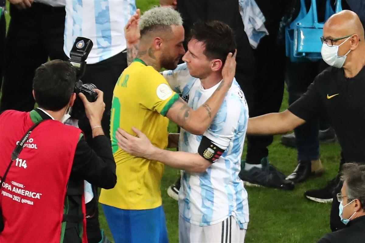 Así fue el sentido abrazo de Messi y Neymar