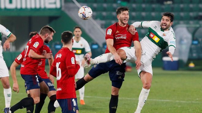 Antonio Barragán y David García, durante el Osasuna-Elche Antonio Barragán y David García, durante el Osasuna-Elche