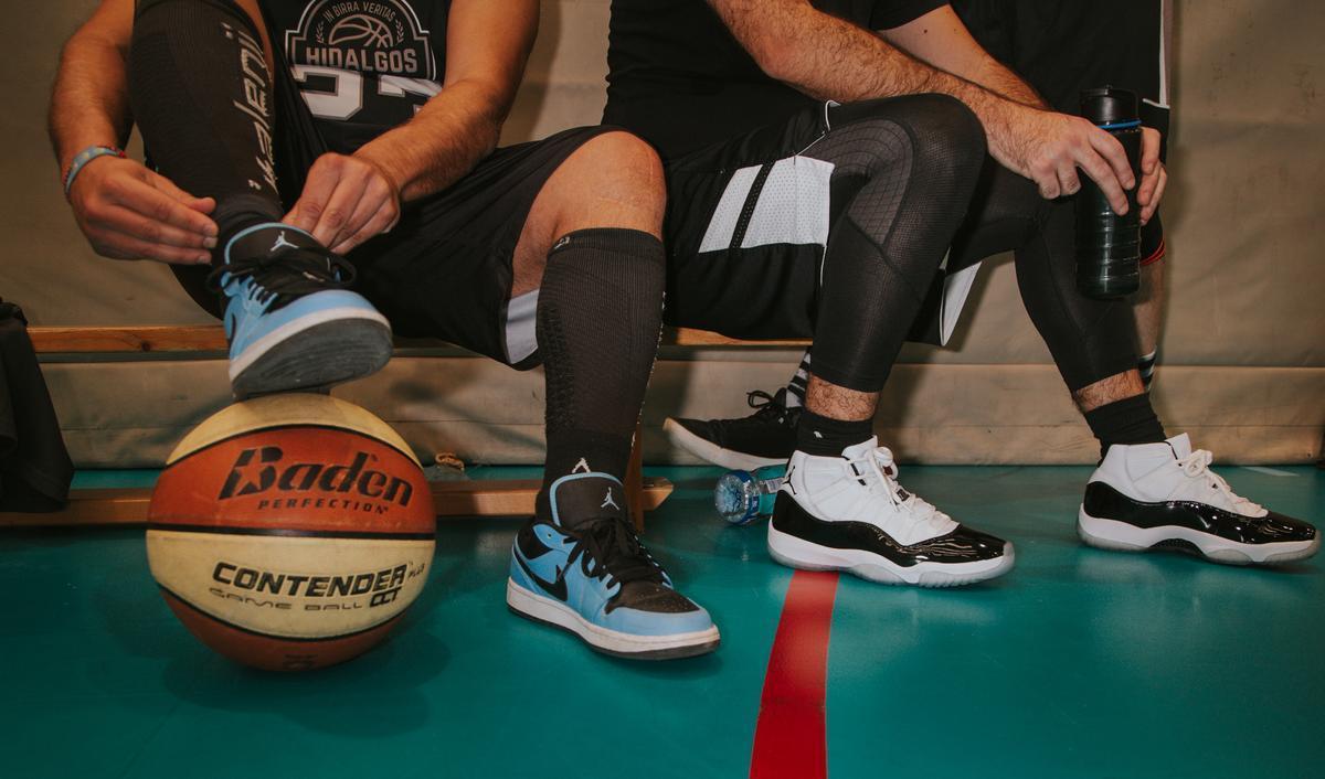 Dos jugadores de la Liga municipal del barrio madrileño de Hortaleza posan con sus zapatillas Air Jordan.