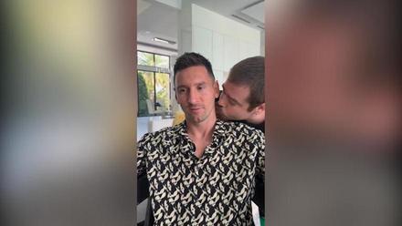 ¿Charlamos, bebé? Un humorista graba un vídeo promocional con Messi como nunca antes lo habías visto