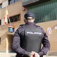 Un agente de la Policía Nacional ante la Comisaría de Alzira.