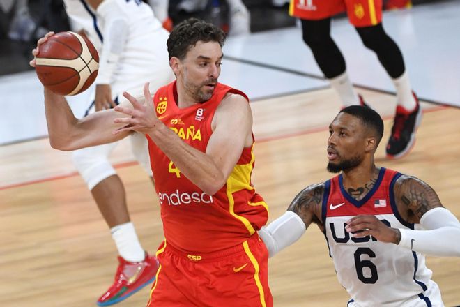Pau Gasol ante Damian Lillard Pau Gasol ante Damian Lillard