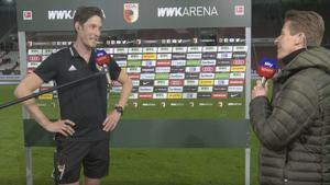El árbitro Matthias Jöllenbeck hablando con los medios tras un partido