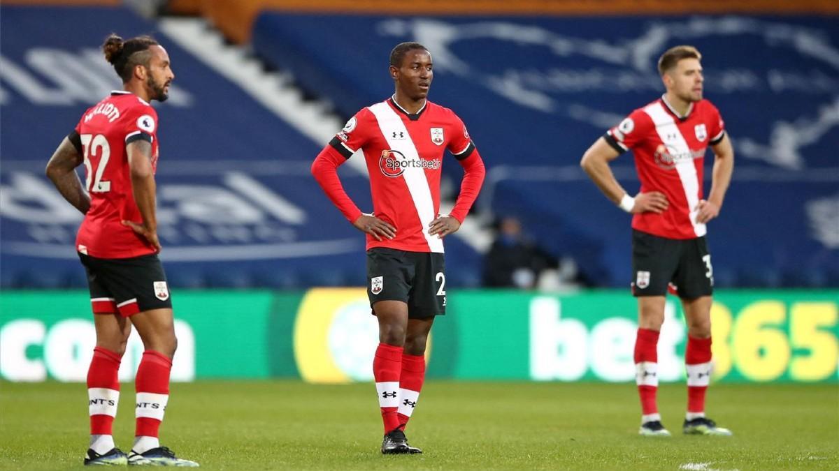 Los jugadores del Southampton, abatidos tras la goleada del West Bromwich Albion (3-0)
