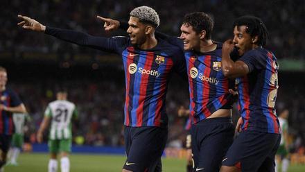 Araujo, Christensen y Koundé, durante el Barça-Betis