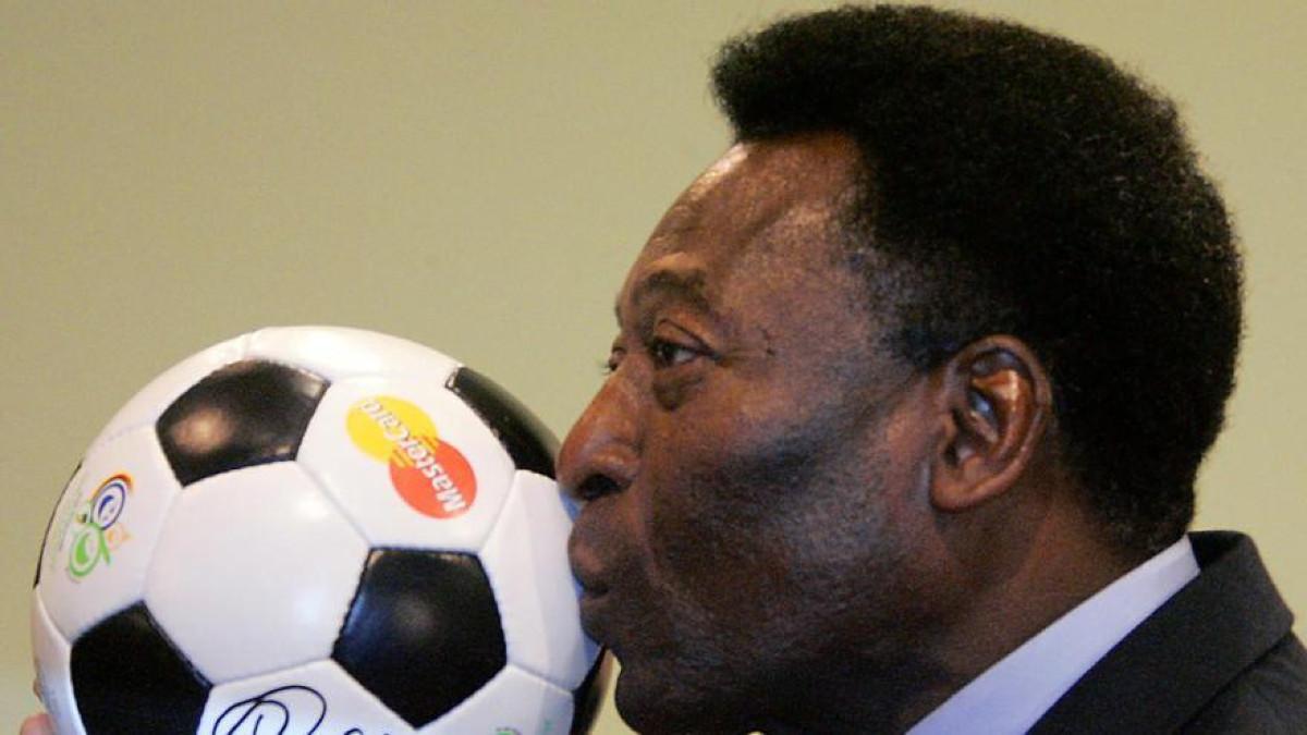 Pelé besa un balón de fútbol en 2005
