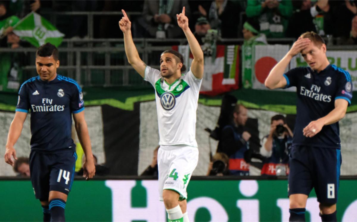 Ricardo Rodríguez (centro) del Wolfsburgo celebra entre Casemiro y Kroos su gol al Real Madrid en el partido de ida de los cuartos de final de la Champions