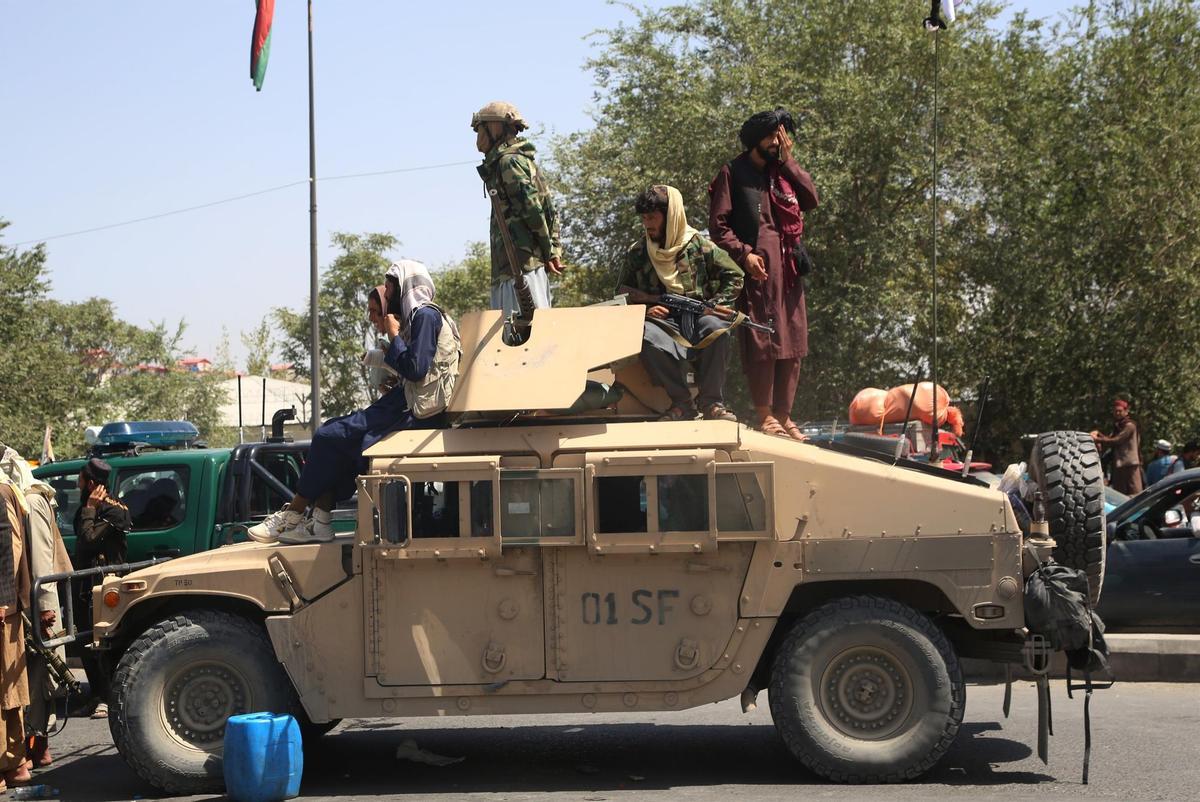 Varios talibanes patrullan por las calles de Kabul.