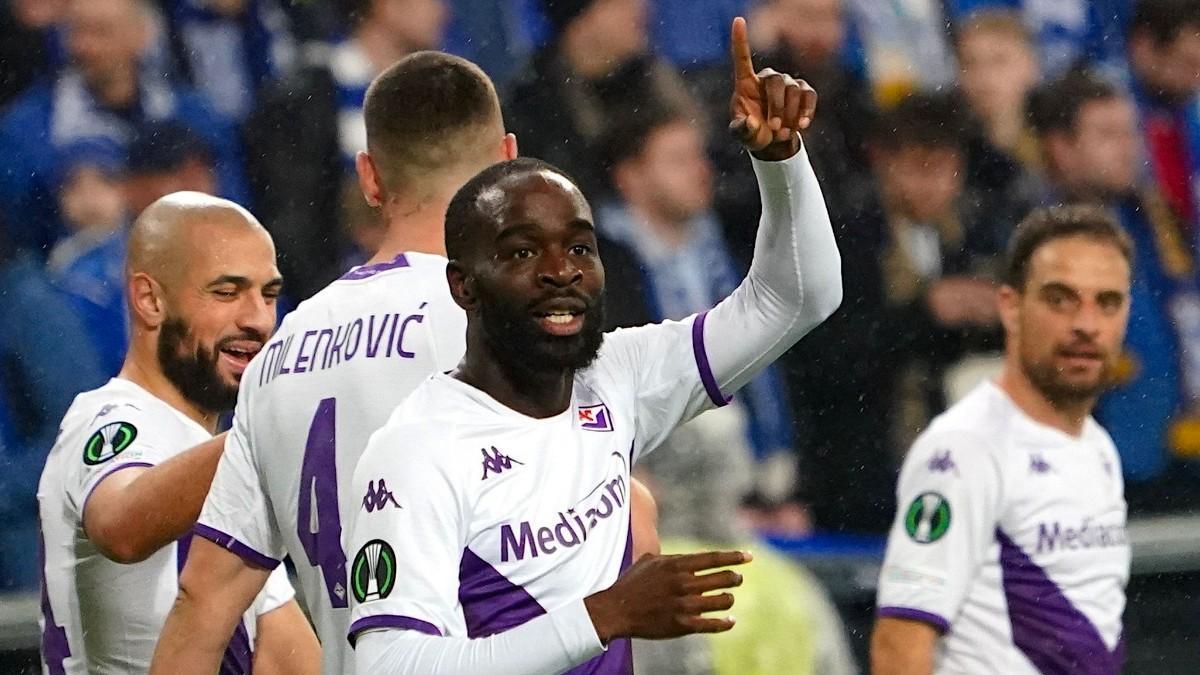 Resumen, goles y highlights del Lech Poznan 1 - 4 Fiorentina de la ida de  cuartos de
