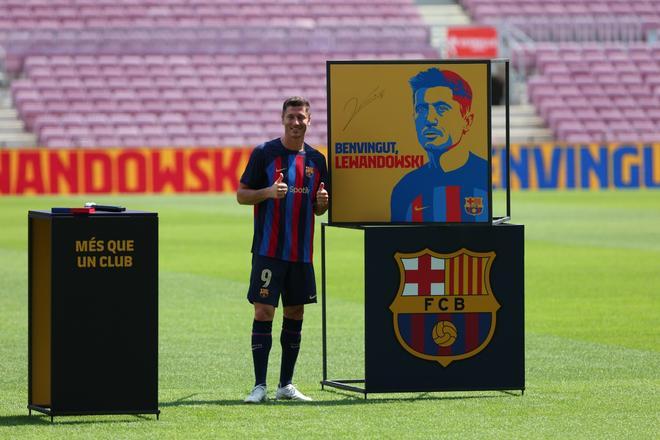 El Camp Nou vibró con la presentación de Lewandowski