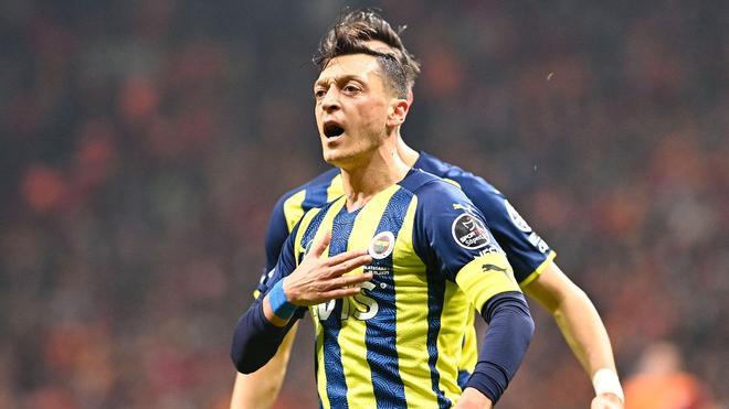 Özil ficha por el Istanbul Basaksehir