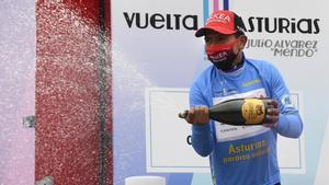 Nairo Quintana celebra el triunfo en el podio