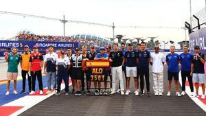 Verstappen y Sainz han escoltado a Alonso en el homenaje de la parrilla al asturiano