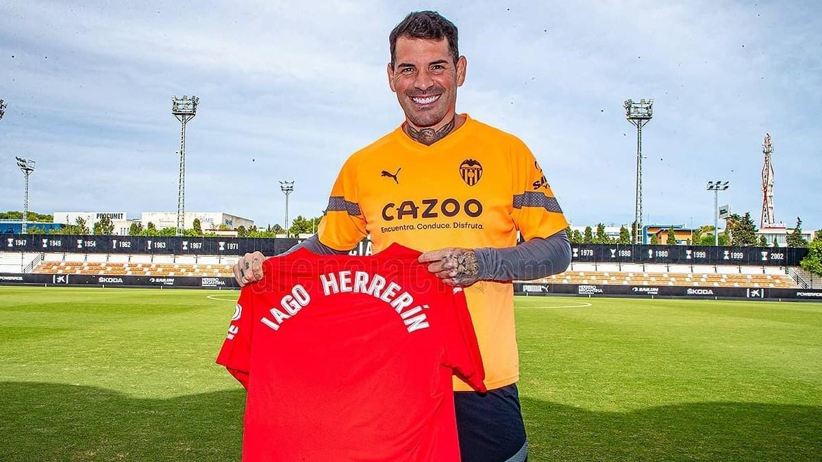 Iago Herrerín ya ha sido presentado como nuevo portero che | Valencia CF