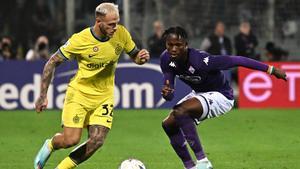 Dimarco ante Kouamé durante un partido entre la Fiorentina y el Inter