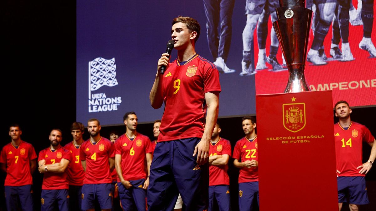 جافي لاعب برشلونة يرد على الهتافات السلبية ضده في احتفالات الفوز بدوري الأمم الأوروبية