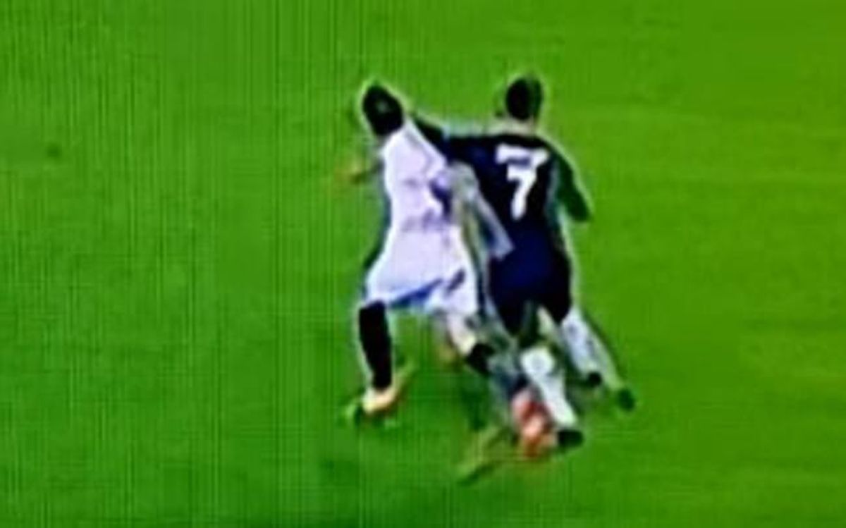 Cristiano Ronaldo, en la acción con Krychowiak Cristiano Ronaldo, en la acción con Krychowiak