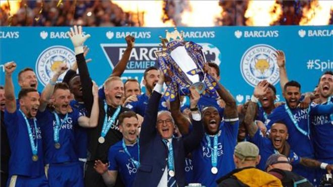 Los jugadores y el técnico del Leicester City levantando el trofeo de campeones de la Premier Los jugadores y el técnico del Leicester City levantando el trofeo de campeones de la Premier